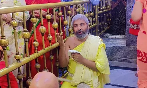 विश्व प्रसिद्ध केसरियाजी महातीर्थ में शिखर पर ध्वजारोहण किया