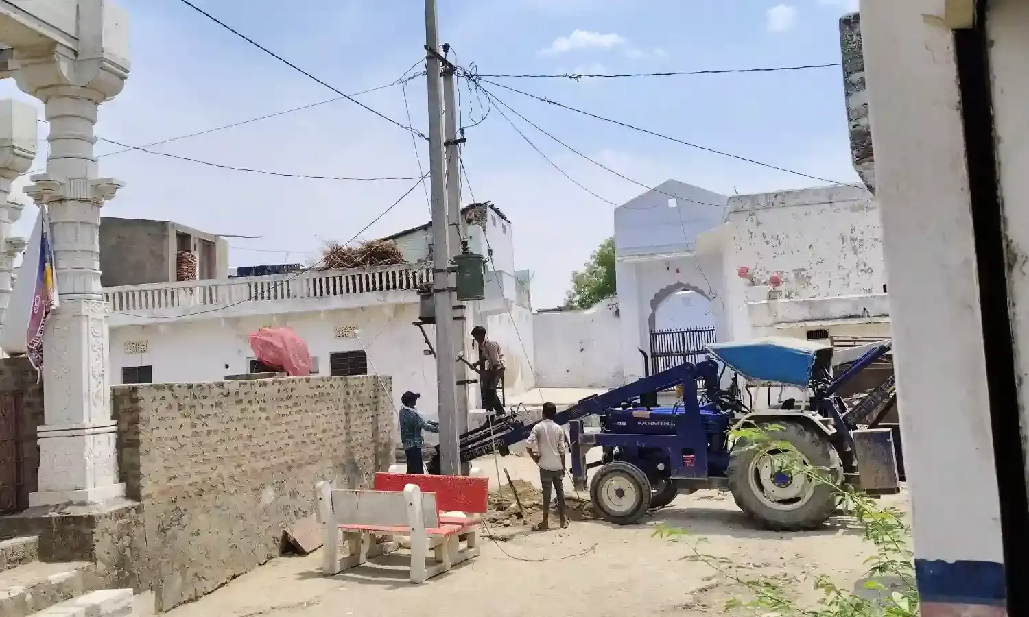 राजनैतिक दबाव में आकर जेईएन ने विवाद के बीच धार्मिक स्थल के निकट लगाया ट्रांसफार्मर