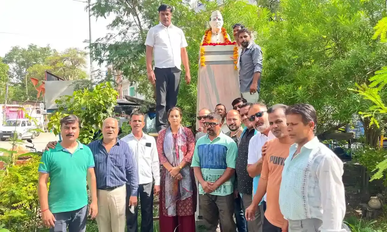 पुर्व प्रधानमंत्री पण्डित जवाहरलाल नेहरु की 61 वी पुण्यतिथी पर नगर कांग्रेस कमेटी ने पुष्पांजलि अर्पित की