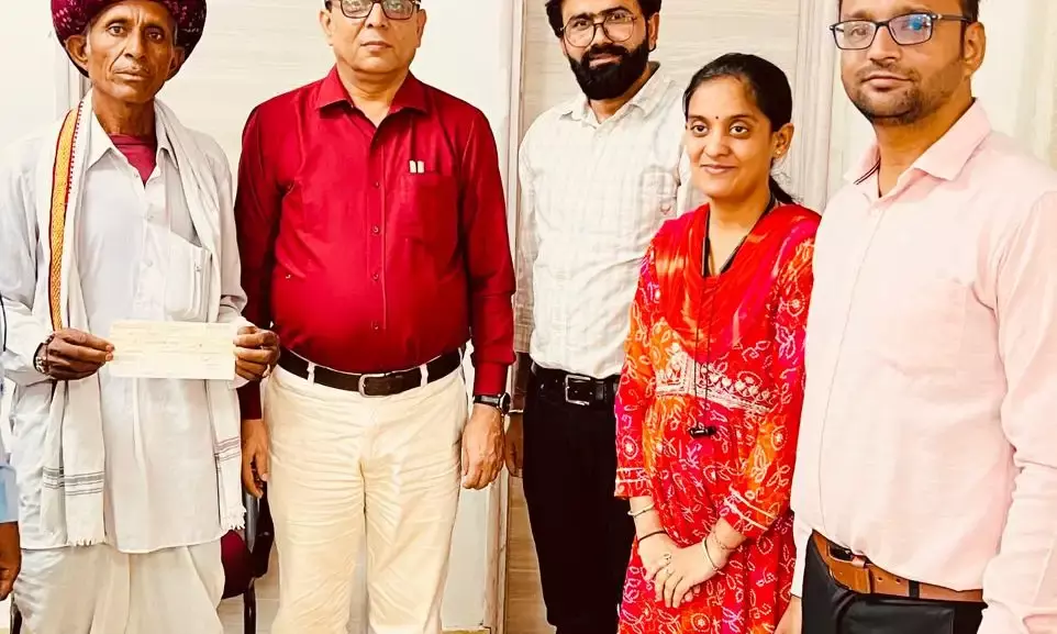 राजस्थान ग्रामीण बैंक के क्षेत्रीय प्रबंधक द्वारा PMJJBY बीमा योजना के तहत सौंपा 2 लाख रुपए का चैक