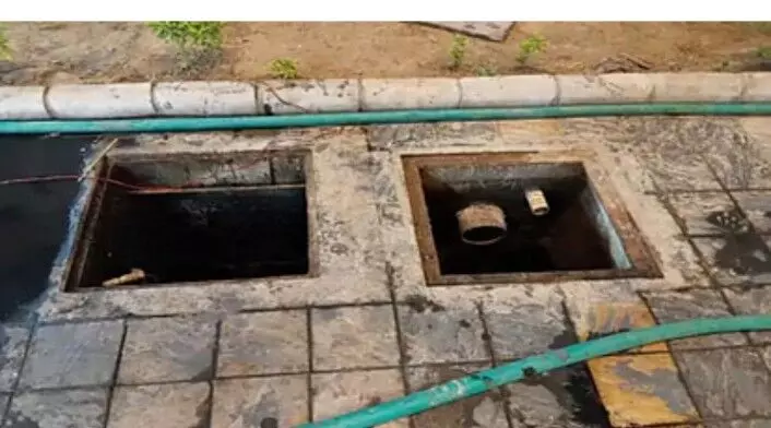 मजदूरों को सेप्टिक टैंक में उतारा, जहरीली गैस से दम घुटा, चार की मौत मजदूरों को सेप्टिक टैंक में उतारा, जहरीली गैस से दम घुटा, चार की मौत