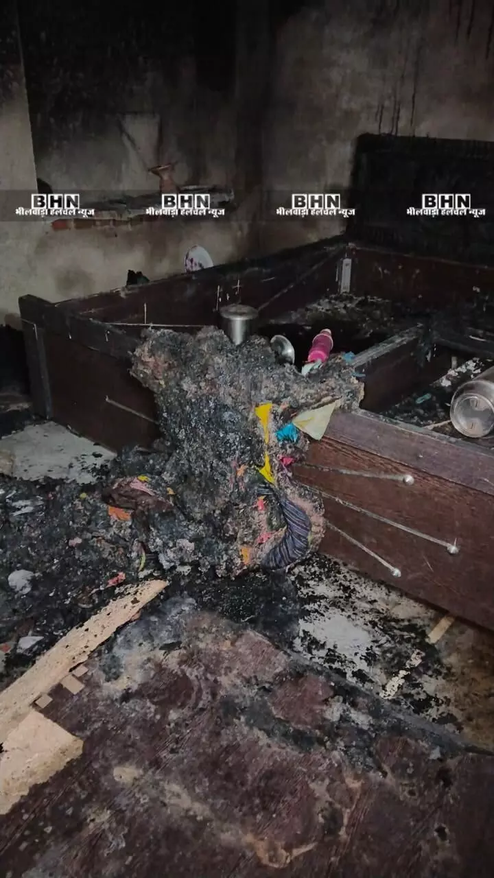 आग लगने से 1.46 लाख की नकदी सहित लाखों का सामान खाक आग लगने से 1.46 लाख की नकदी सहित लाखों का सामान खाक