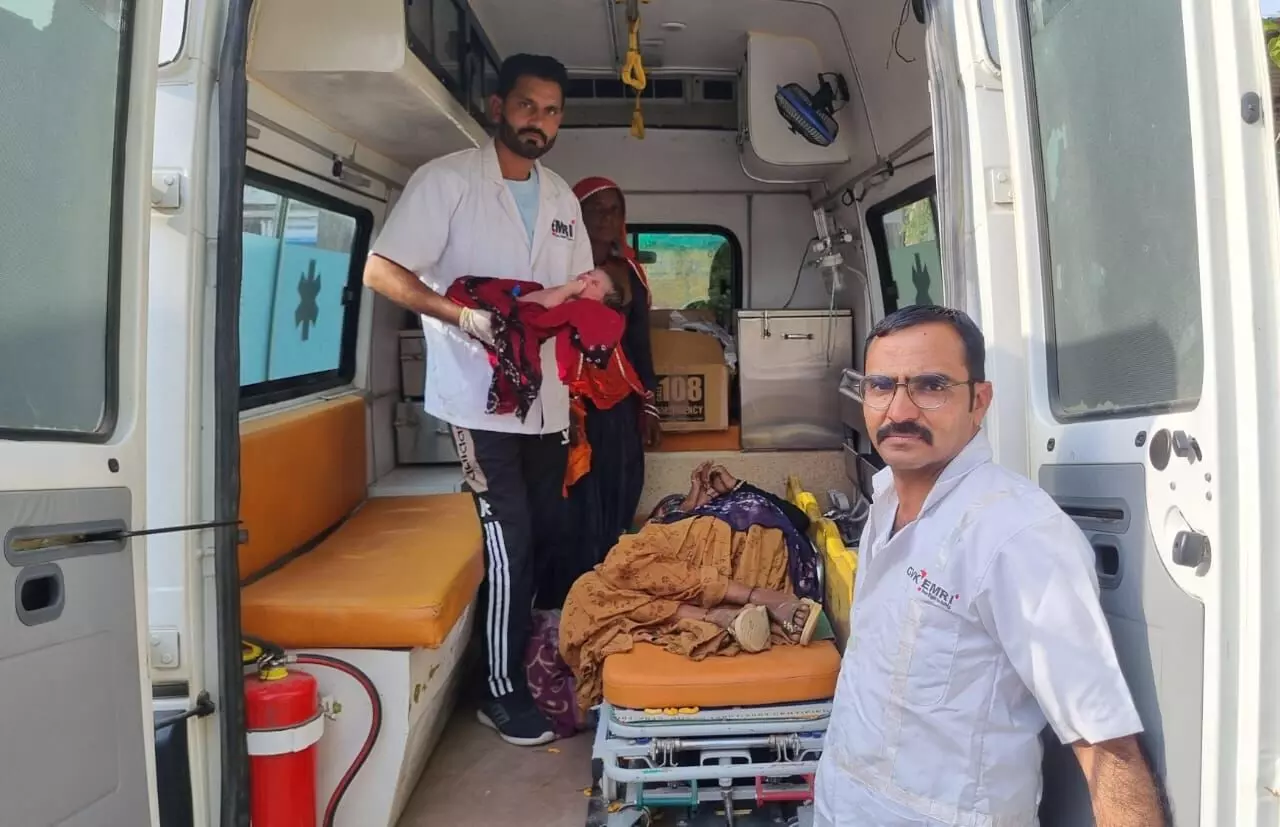 108 एम्बुलेंस ने पायलट डे पर सेवा बस्ती की महिला का सुरक्षित प्रसव करवाया 108 एम्बुलेंस ने पायलट डे पर सेवा बस्ती की महिला का सुरक्षित प्रसव करवाया