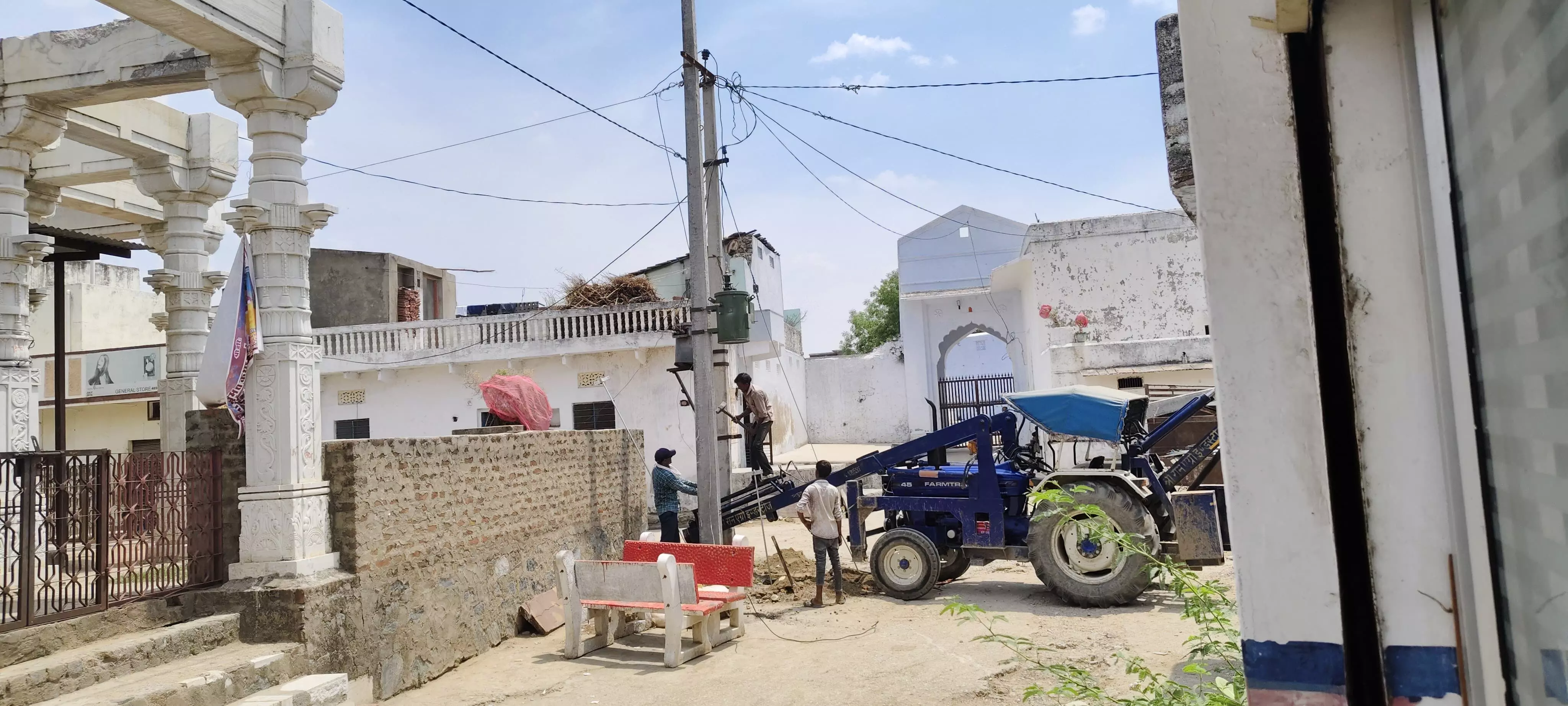 राजनैतिक दबाव में आकर जेईएन ने विवाद के बीच धार्मिक स्थल के निकट लगाया ट्रांसफार्मर राजनैतिक दबाव में आकर जेईएन ने विवाद के बीच धार्मिक स्थल के निकट लगाया ट्रांसफार्मर