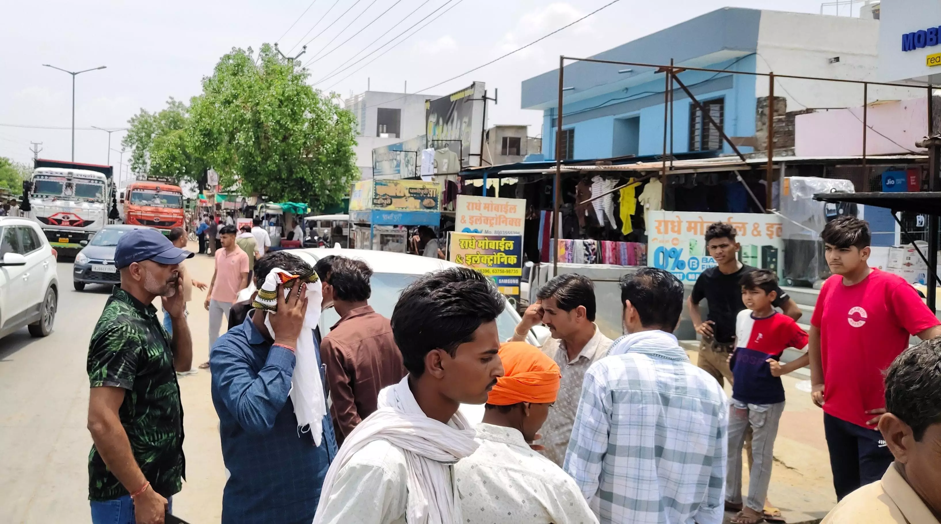 सवाईपुर में बड़ा हादसा टला, तीन वाहन आपस में टकराए सवाईपुर में बड़ा हादसा टला, तीन वाहन आपस में टकराए
