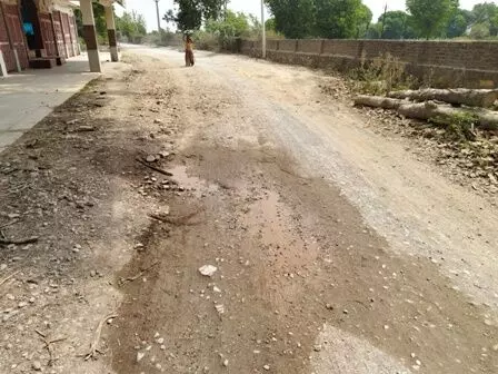 हमीरगढ़ श्मशान घाट: उपेक्षा के चलते शवों को कंधों पर ले जाने को मजबूर लोग हमीरगढ़ श्मशान घाट: उपेक्षा के चलते शवों को कंधों पर ले जाने को मजबूर लोग