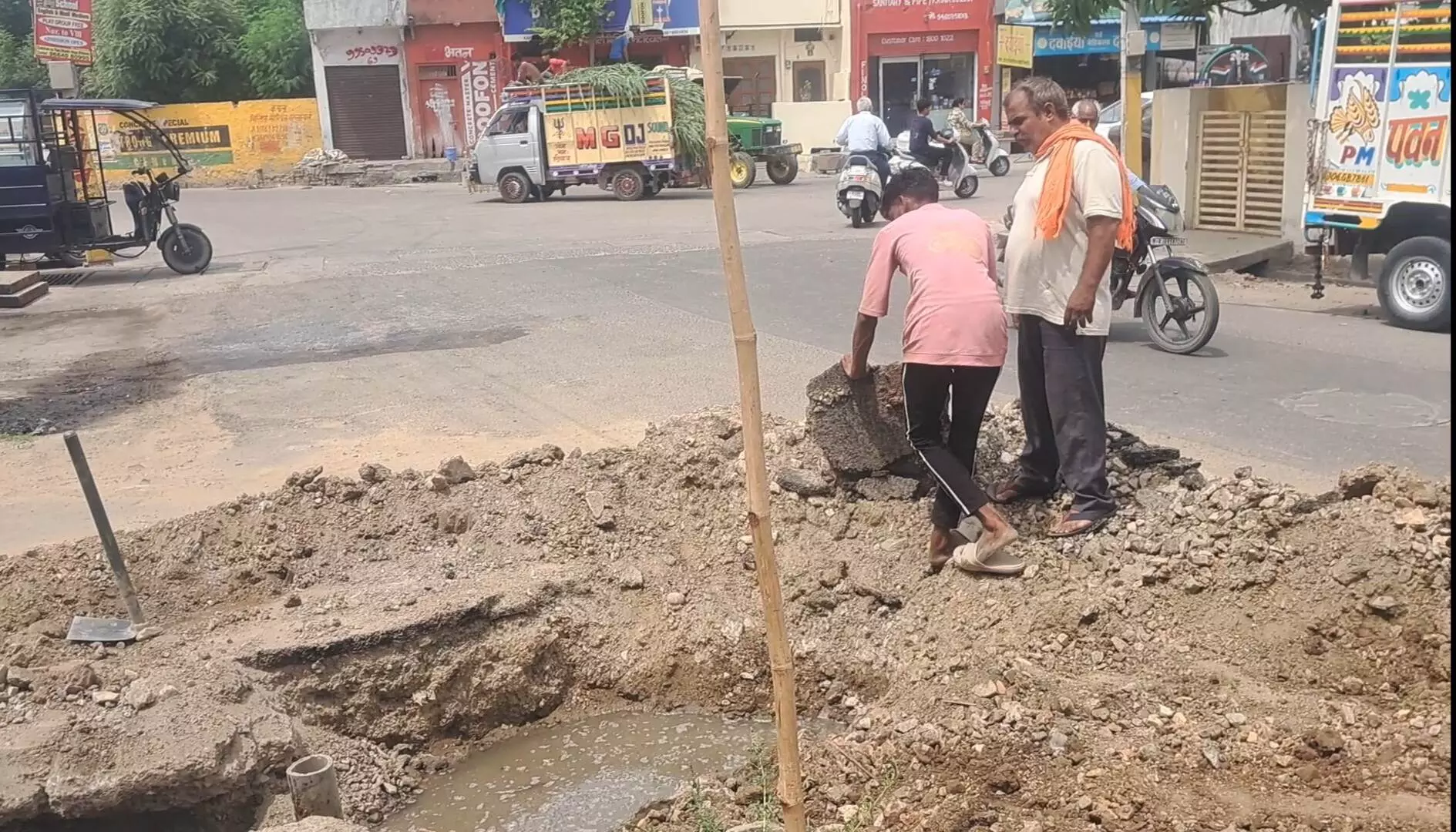 एक महीने से खुदे गड्डे को भरवाया एक महीने से खुदे गड्डे को भरवाया