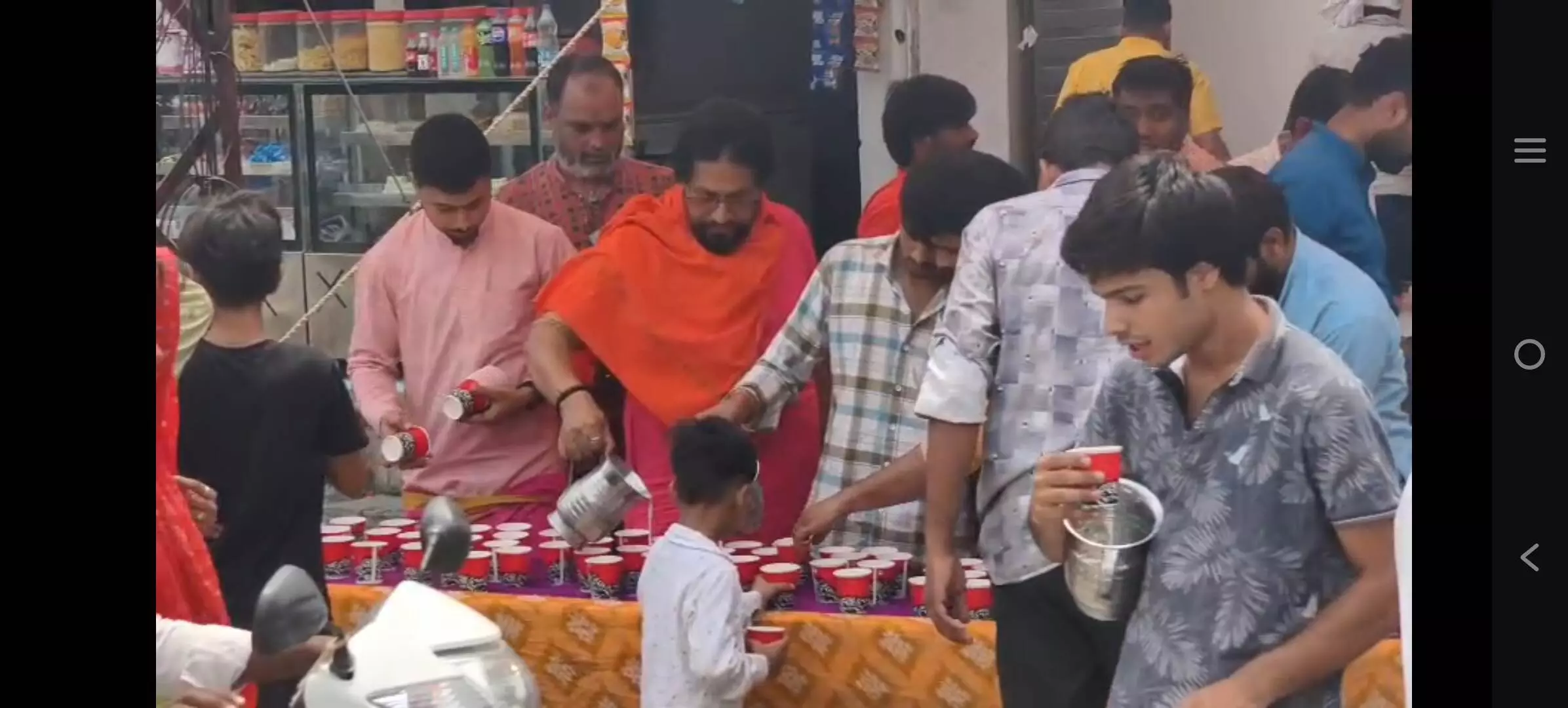 501 किलो शरबत और गुलाब जामुन का प्रसाद वितरण किया 501 किलो शरबत और गुलाब जामुन का प्रसाद वितरण किया