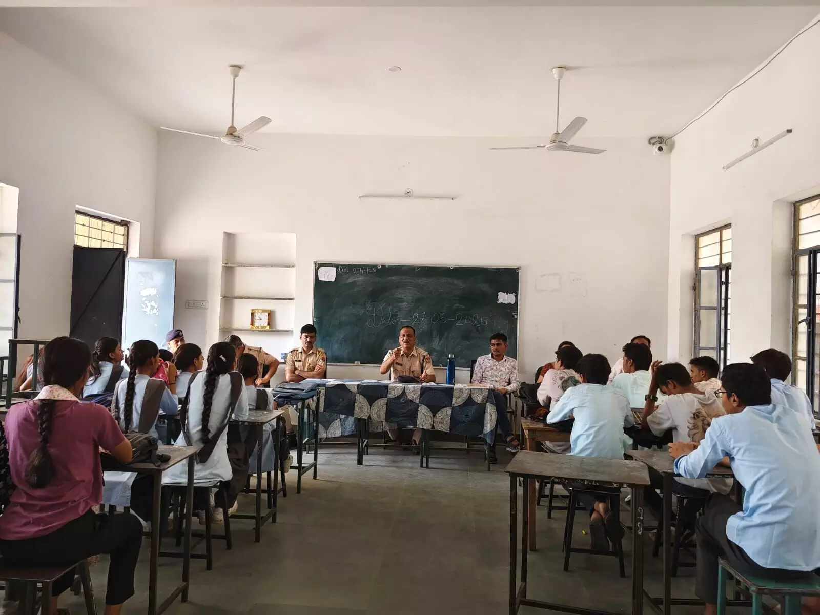 समाज सेवा शिविर में छात्र छात्राओं को पुलिस ने दी यातायात नियमो व साईबर सुरक्षा की जानकारी समाज सेवा शिविर में छात्र छात्राओं को पुलिस ने दी यातायात नियमो व साईबर सुरक्षा की जानकारी