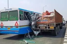 हरियाणा रोडवेज और ट्रेलर में टक्कर, तीन लोगों की मौत, 24 से अधिक घायल हरियाणा रोडवेज और ट्रेलर में टक्कर, तीन लोगों की मौत, 24 से अधिक घायल