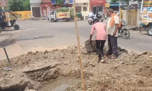 एक महीने से खुदे गड्डे को भरवाया एक महीने से खुदे गड्डे को भरवाया