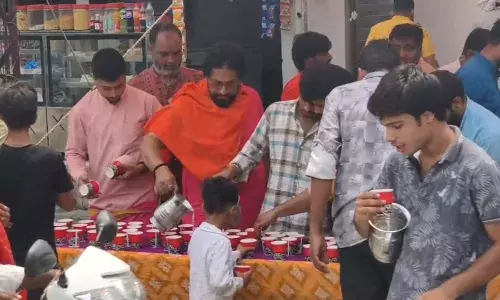 501 किलो शरबत और गुलाब जामुन का प्रसाद वितरण किया 501 किलो शरबत और गुलाब जामुन का प्रसाद वितरण किया