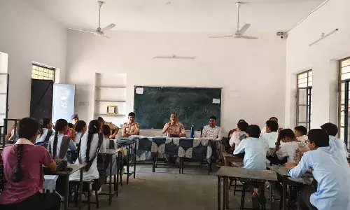 समाज सेवा शिविर में छात्र छात्राओं को पुलिस ने दी  यातायात नियमो व साईबर सुरक्षा की जानकारी