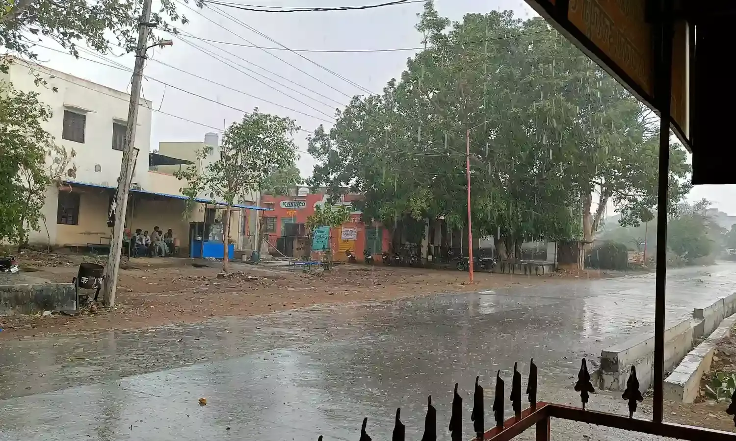 बनेड़ा में बिगड़ा मौसम, तेज हवाओं के साथ बारिश