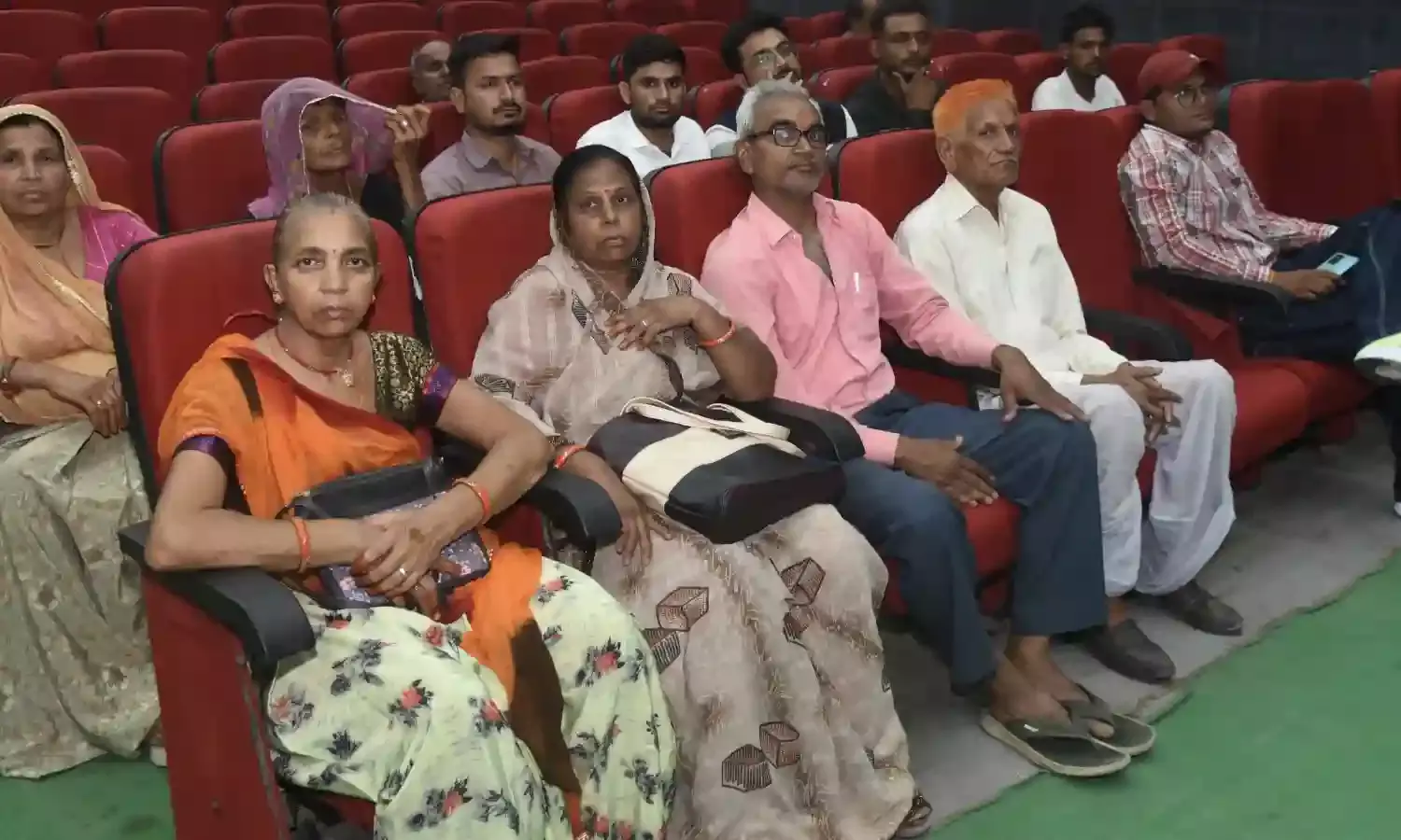 योग, स्वास्थ्य, कानून और वित्तीय सुरक्षा की वरिष्ठ नागरिकों को दी गई जानकारी