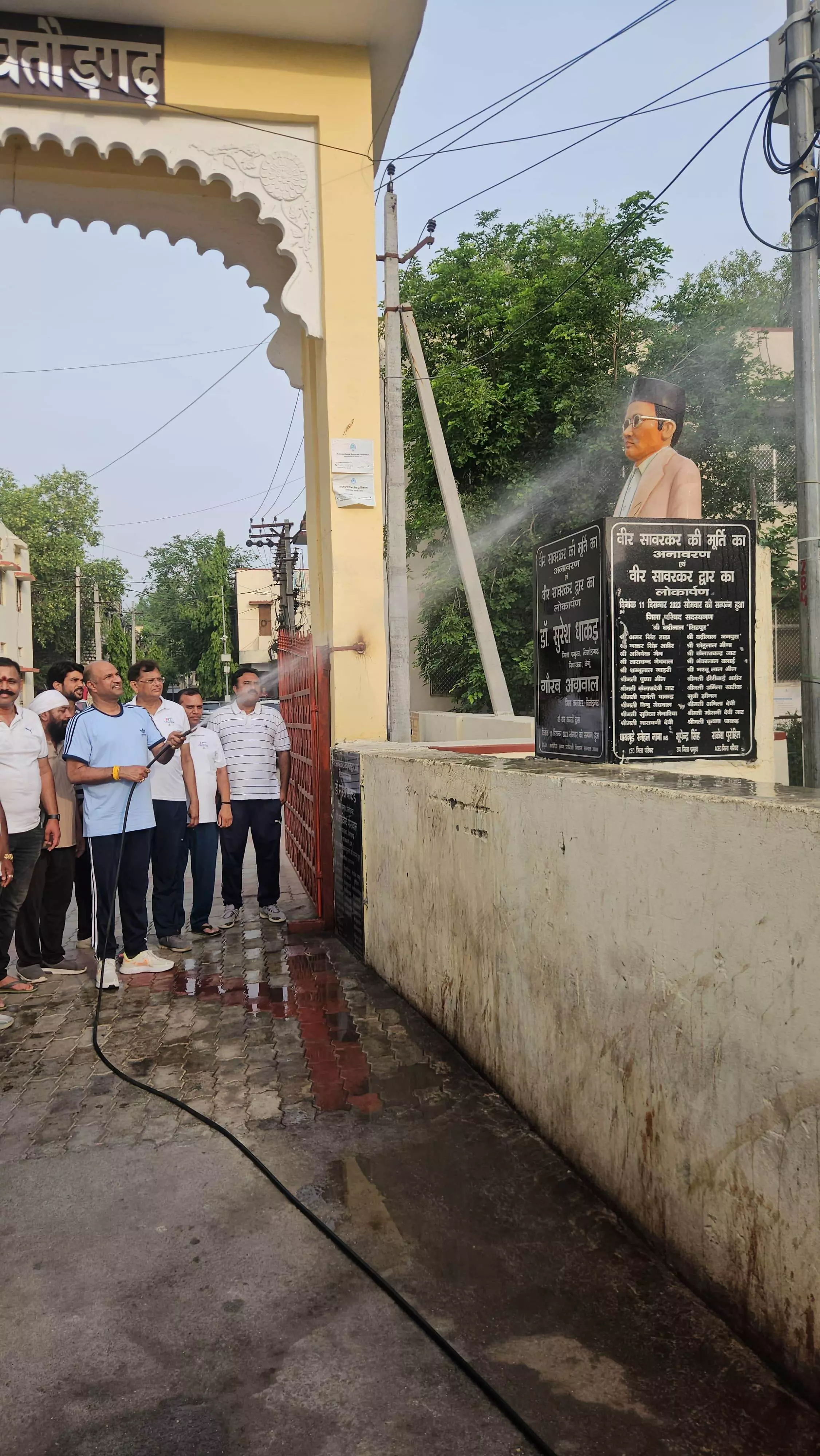 वीर सावरकर की जयंती पर कलेक्ट्रेट चौराहे पर श्रद्धांजलि समारोह आयोजित वीर सावरकर की जयंती पर कलेक्ट्रेट चौराहे पर श्रद्धांजलि समारोह आयोजित