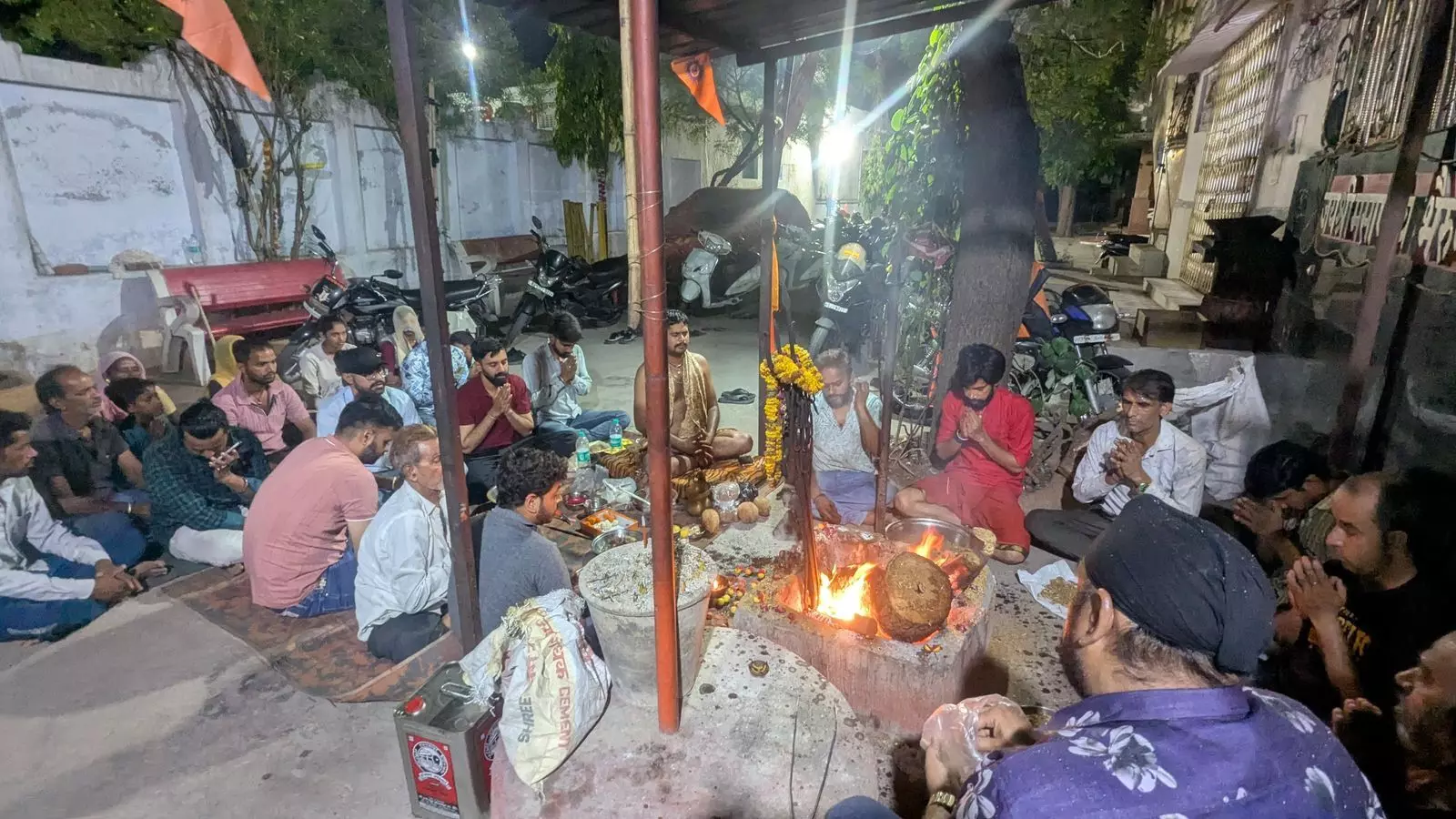मसानिया भैरवनाथ में देर रात चला यज्ञ, गूंजे भैरव के जयकारे मसानिया भैरवनाथ में देर रात चला यज्ञ, गूंजे भैरव के जयकारे