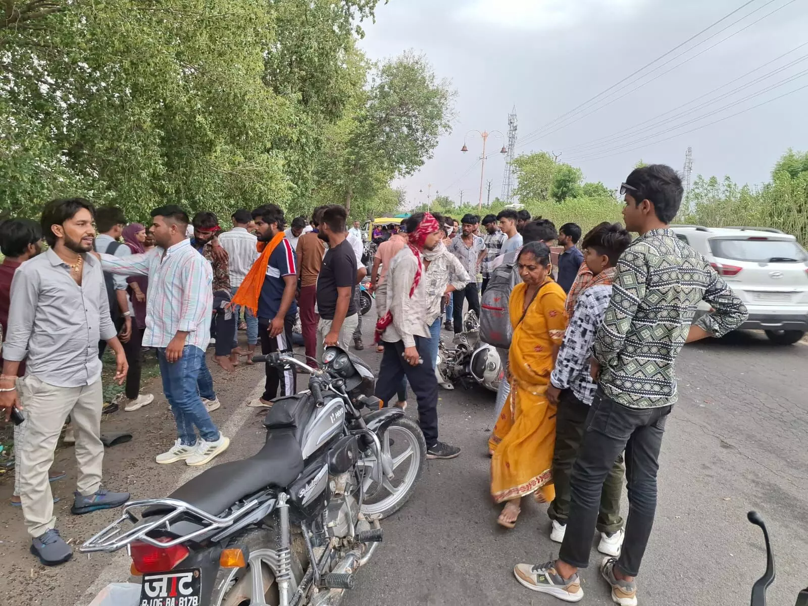 चित्तौड़गढ़ रोड़ पर बड़ा सड़क हादसा दो युवक गंभीर रूप से घायल