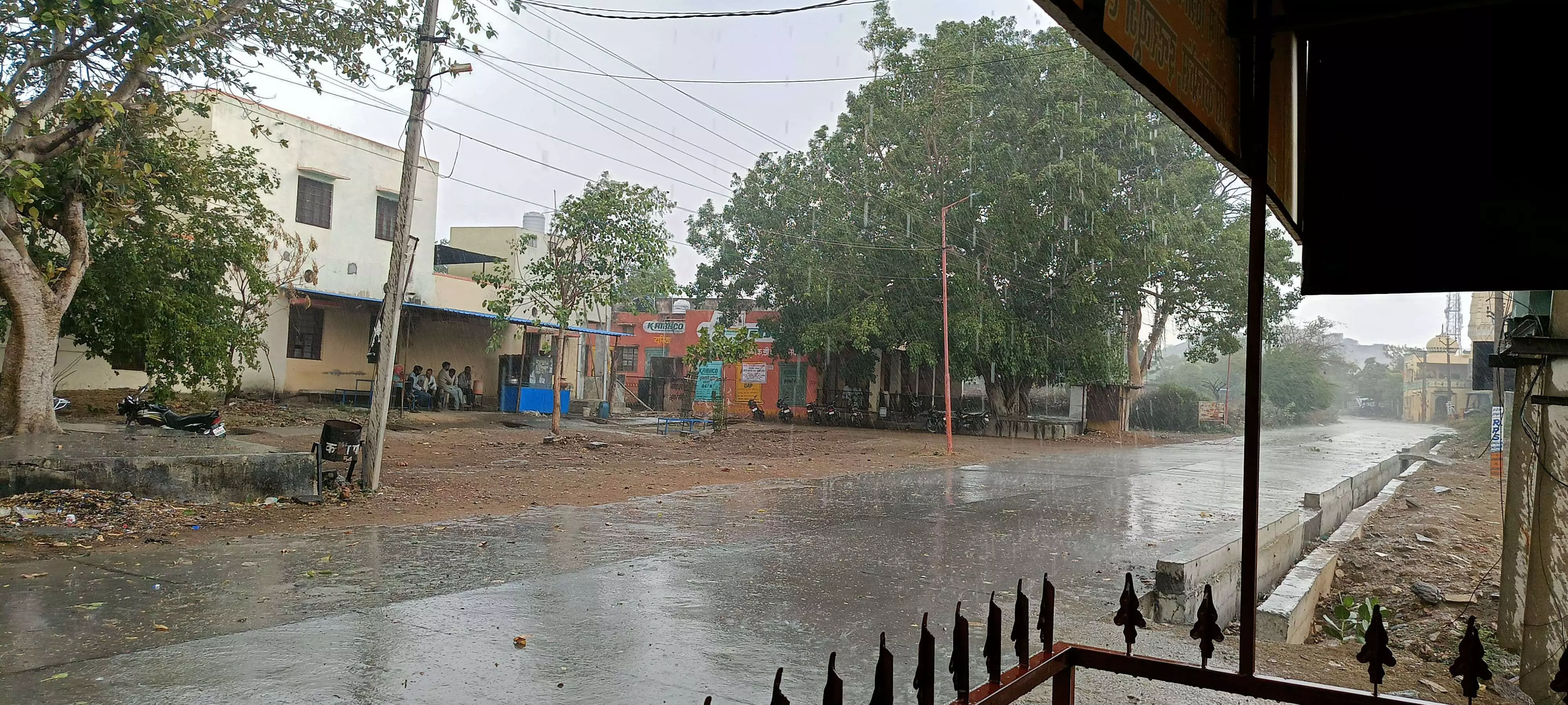बनेड़ा में बिगड़ा मौसम, तेज हवाओं के साथ बारिश बनेड़ा में बिगड़ा मौसम, तेज हवाओं के साथ बारिश