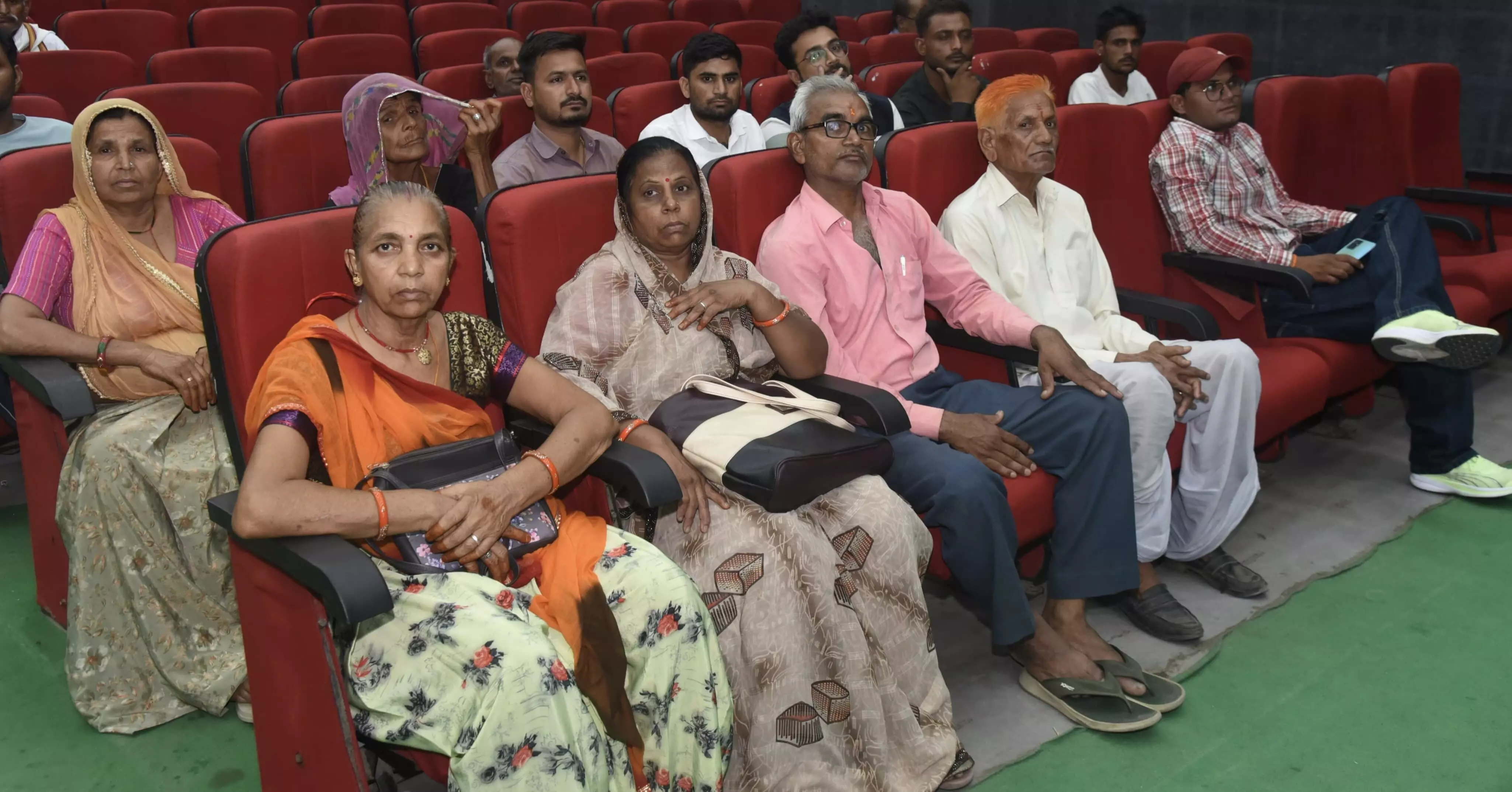 योग, स्वास्थ्य, कानून और वित्तीय सुरक्षा की वरिष्ठ नागरिकों को दी गई जानकारी योग, स्वास्थ्य, कानून और वित्तीय सुरक्षा की वरिष्ठ नागरिकों को दी गई जानकारी