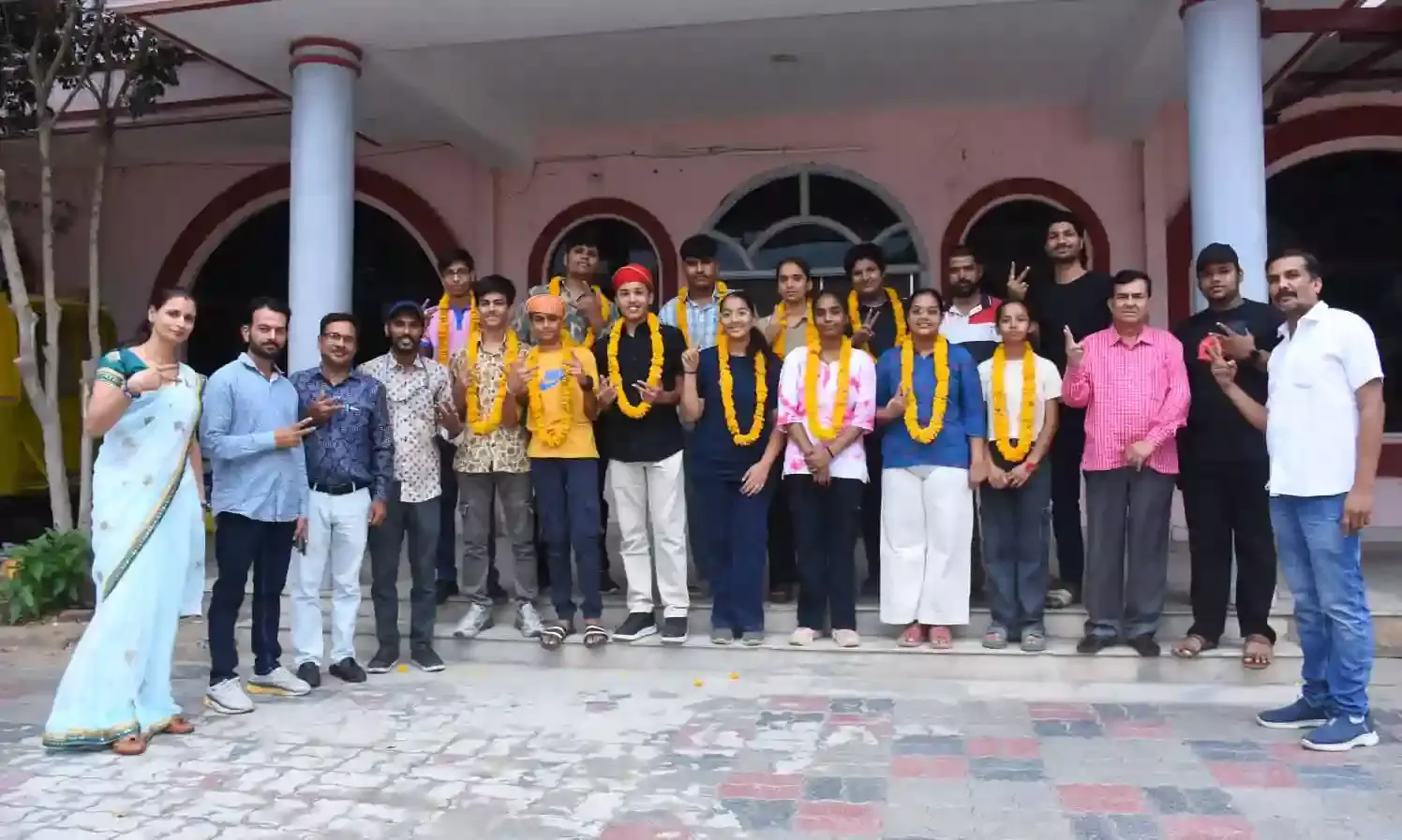 मयूर इंटरनेशनल सीनियर सेकेंडरी स्कूल के इंग्लिश मीडियम के विद्यार्थियों ने 10वीं बोर्ड मे लहराया परचम