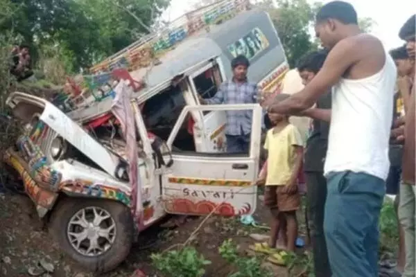 सड़क हादसों में छह लोगों की मौत, 11 घायल सड़क हादसों में छह लोगों की मौत, 11 घायल