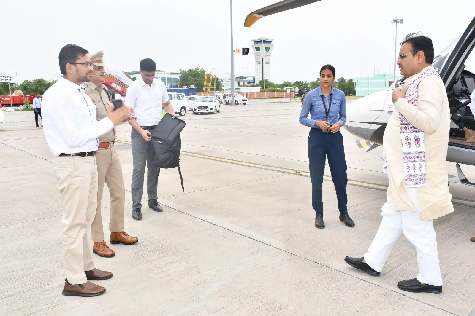 मुख्यमंत्री भजनलाल शर्मा का डबोक एयरपोर्ट पर स्वागत मुख्यमंत्री भजनलाल शर्मा का डबोक एयरपोर्ट पर स्वागत