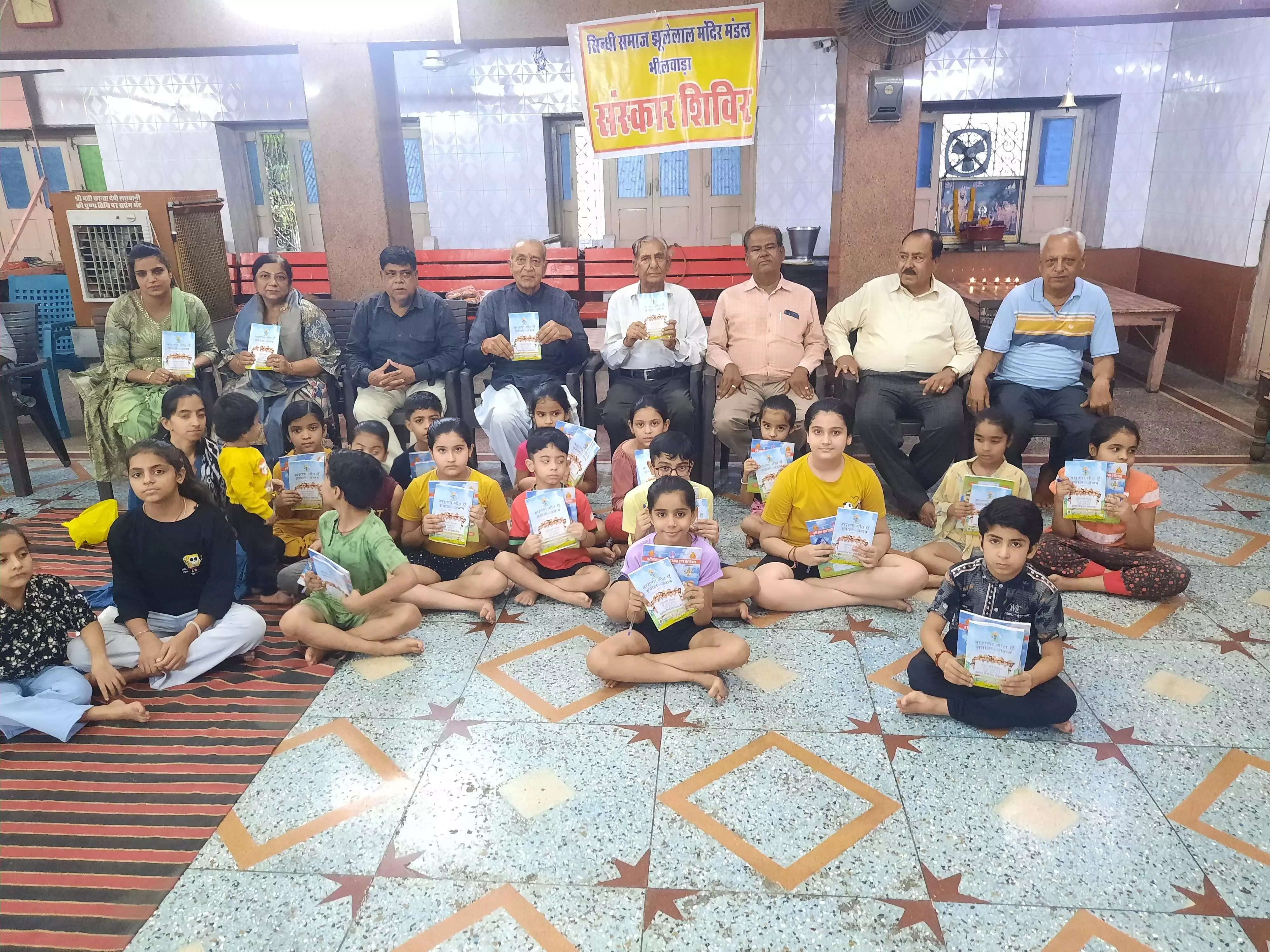झूलेलाल मंदिर मंडल ने स्टेशनरी वितरित की, 15 दिवसीय संस्कार शिविर शुरू झूलेलाल मंदिर मंडल ने स्टेशनरी वितरित की, 15 दिवसीय संस्कार शिविर शुरू