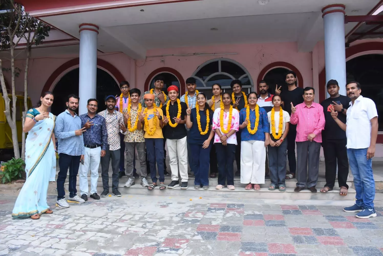 मयूर इंटरनेशनल सीनियर सेकेंडरी स्कूल के इंग्लिश मीडियम के विद्यार्थियों ने 10वीं बोर्ड मे लहराया परचम