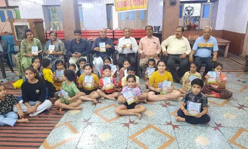 झूलेलाल मंदिर मंडल ने स्टेशनरी वितरित की, 15 दिवसीय संस्कार शिविर शुरू