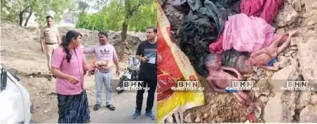 महात्मा गांधी अस्पताल परिसर में दो नवजात बालिकाओं के शव मिले महात्मा गांधी अस्पताल परिसर में दो नवजात बालिकाओं के शव मिले