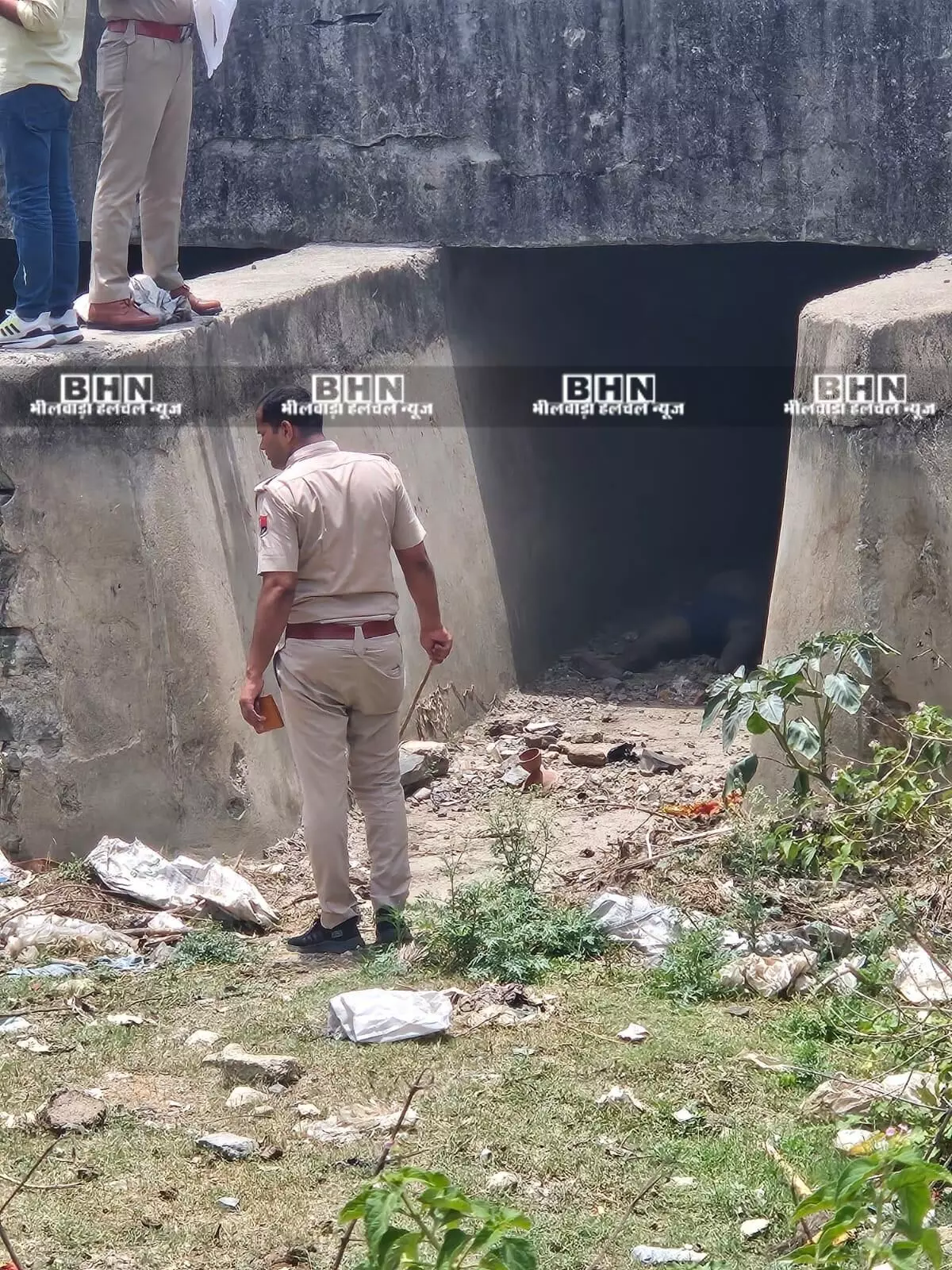 रिको एरिया में नहर की पुलिया के नीचे मिली लाश, फैली सनसनी रिको एरिया में नहर की पुलिया के नीचे मिली लाश, फैली सनसनी