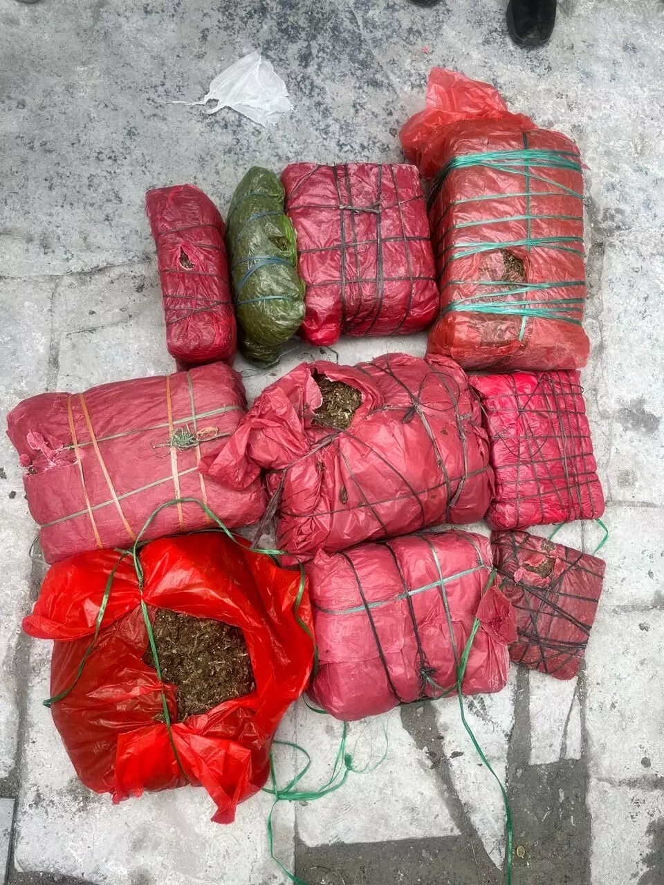 चंदेरिया स्थित आदित्य केमिकल्स गोदाम के परिसर में बने एक कमरे में छापा मारकर 48.890 किलोग्राम अवैध गांजा बरामद, दो गिरफ्तार चंदेरिया स्थित आदित्य केमिकल्स गोदाम के परिसर में बने एक कमरे में छापा मारकर 48.890 किलोग्राम अवैध गांजा बरामद, दो गिरफ्तार