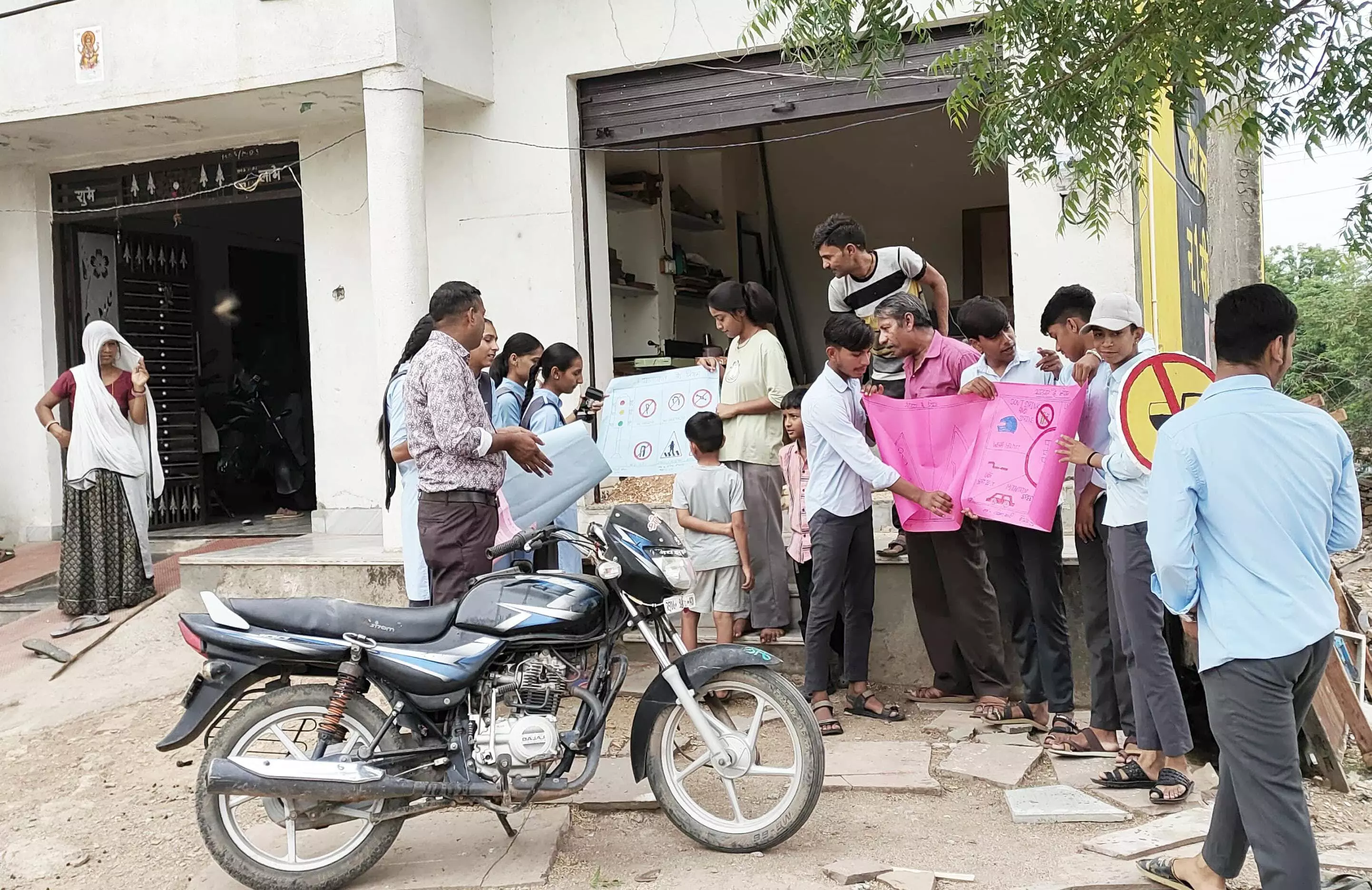 लाडपुरा विद्यालय में छात्रों को यातायात नियमों की जानकारी दी लाडपुरा विद्यालय में छात्रों को यातायात नियमों की जानकारी दी