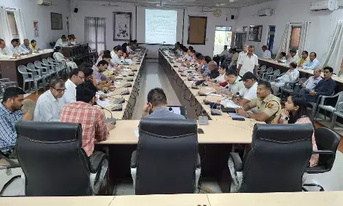 राजस्व अधिकारी लंबित राजस्व प्रकरणों का यथाशीघ्र निस्तारण करें - जिला कलक्टर
