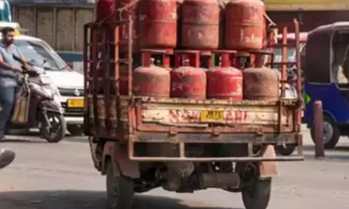 सिलेंडर हुआ 24 रुपये सस्ता; 1 जून से मिलेगी ग्राहकों को राहत सिलेंडर हुआ 24 रुपये सस्ता; 1 जून से मिलेगी ग्राहकों को राहत
