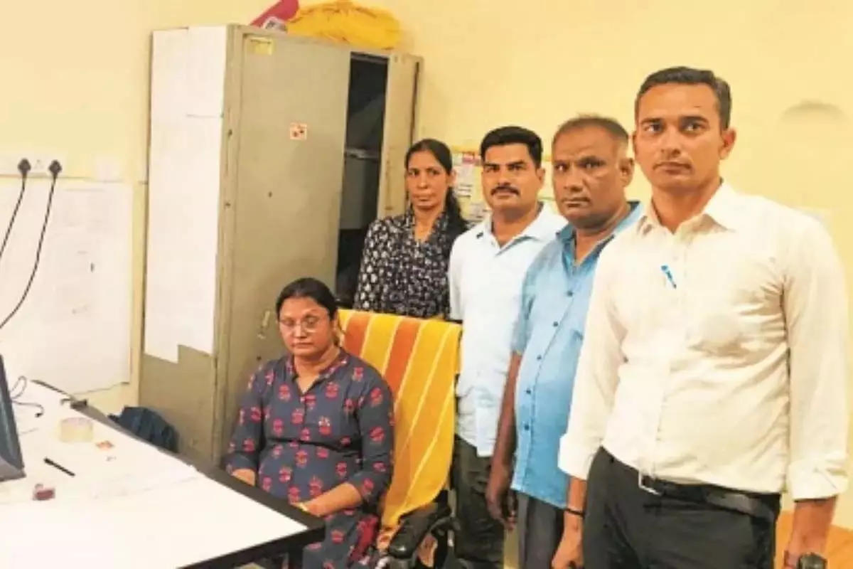 एसीबी की बड़ी कार्रवाई, महिला सहायक लेखाधिकारी 5 हजार रुपए की रिश्वत लेते रंगे हाथ गिरफ्तार एसीबी की बड़ी कार्रवाई, महिला सहायक लेखाधिकारी 5 हजार रुपए की रिश्वत लेते रंगे हाथ गिरफ्तार