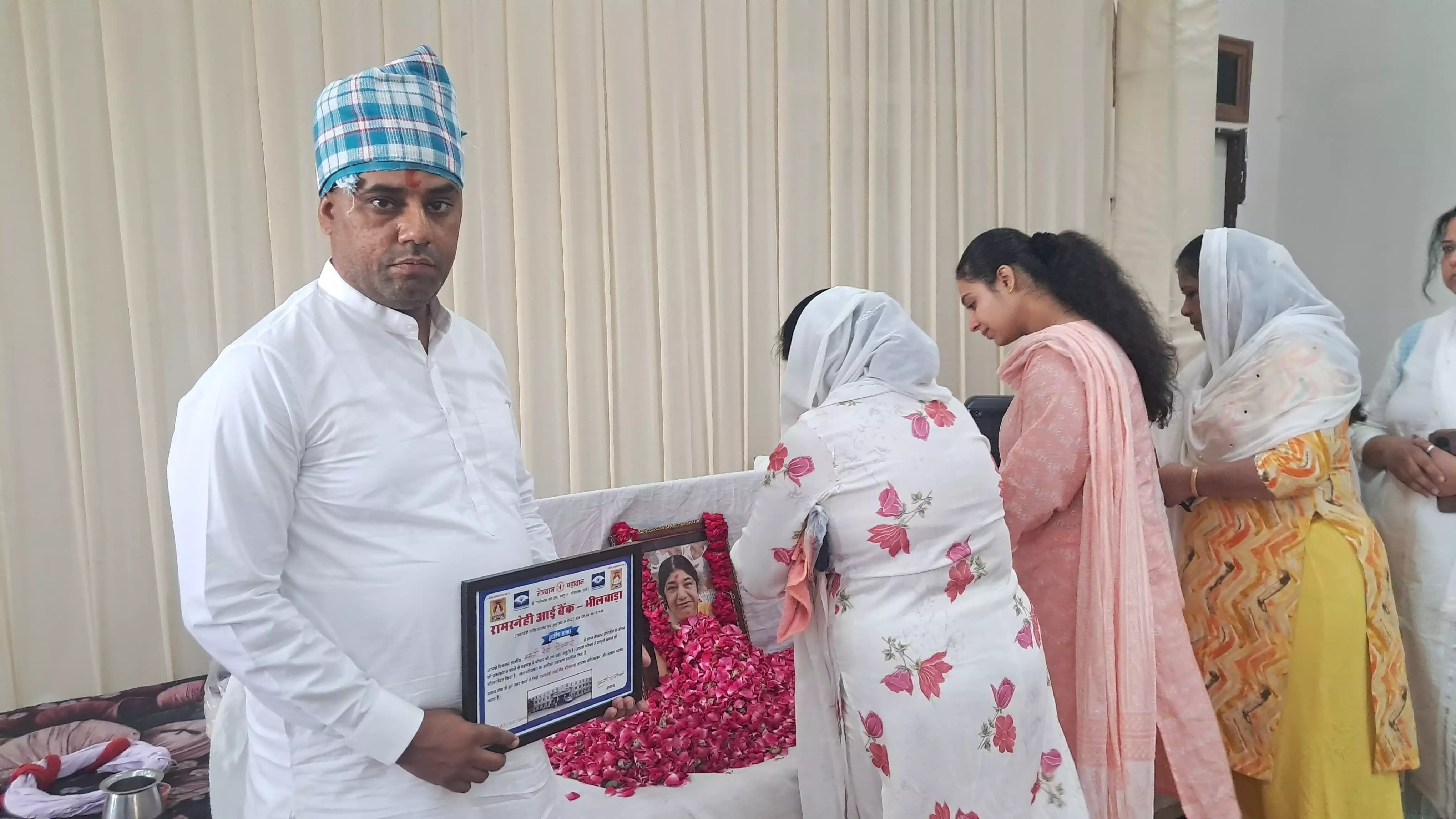 सिंधी समाज ने मरणोपरांत बसंतीदेवी टिक्यानी का नेत्रदान के लिए किया सम्मान सिंधी समाज ने मरणोपरांत बसंतीदेवी टिक्यानी का नेत्रदान के लिए किया सम्मान