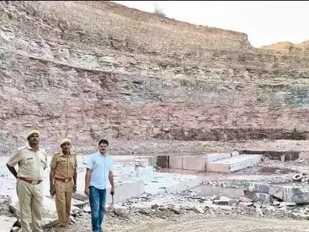 खनन माफिया के हौंसले बुलंद, फॉरेस्ट रेंजर को डम्पर से कुचलने की कोशिश खनन माफिया के हौंसले बुलंद, फॉरेस्ट रेंजर को डम्पर से कुचलने की कोशिश