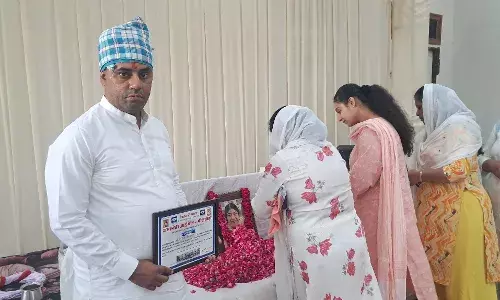 सिंधी समाज ने मरणोपरांत बसंतीदेवी टिक्यानी का नेत्रदान के लिए किया सम्मान
