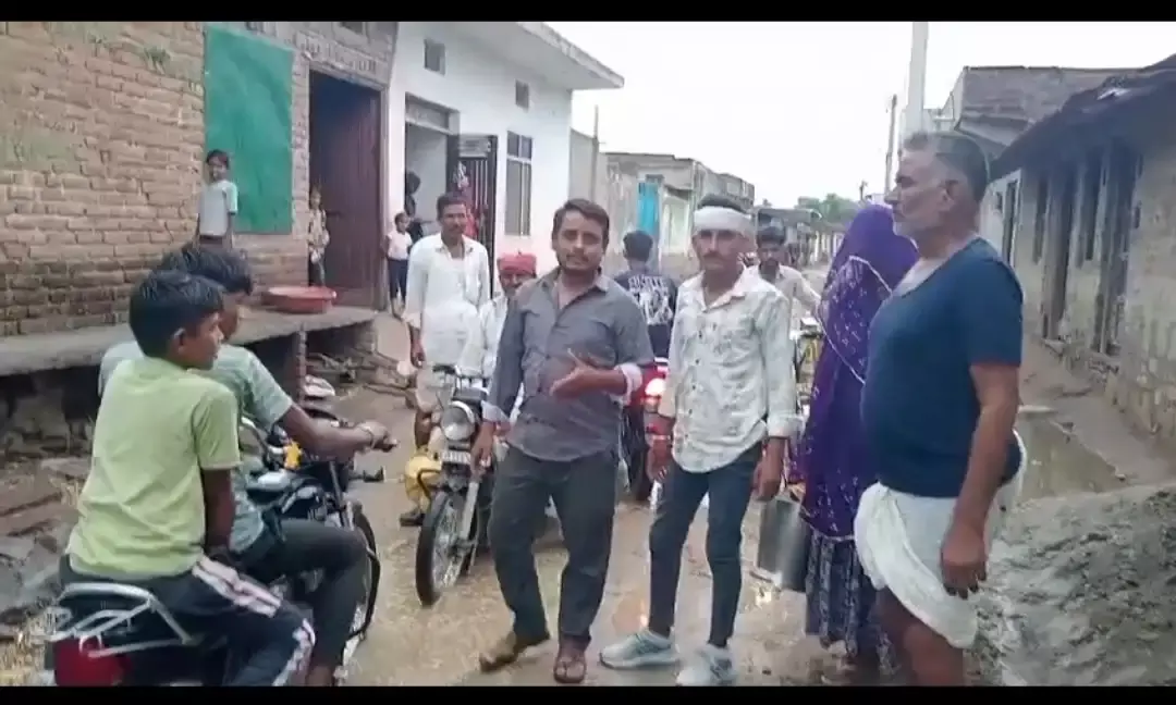 लांबिया कलां के धाकड़ खेड़ा गाँव में कच्चे रास्ते से ग्रामीण परेशान, आंदोलन की दी चेतावनी