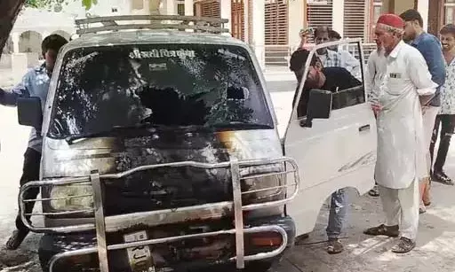 शॉर्ट सर्किट से मारुति वैन में लगी आग, ग्रामीणों ने पाया काबू