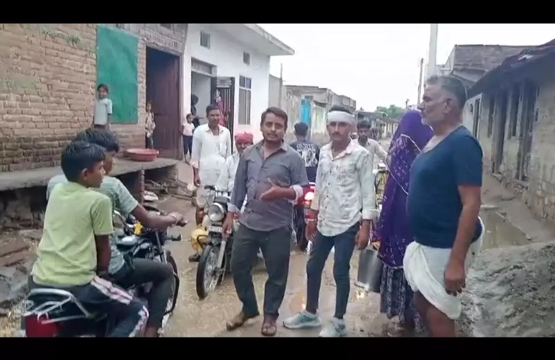 लांबिया कलां के धाकड़ खेड़ा गाँव में कच्चे रास्ते से ग्रामीण परेशान, आंदोलन की दी चेतावनी लांबिया कलां के धाकड़ खेड़ा गाँव में कच्चे रास्ते से ग्रामीण परेशान, आंदोलन की दी चेतावनी