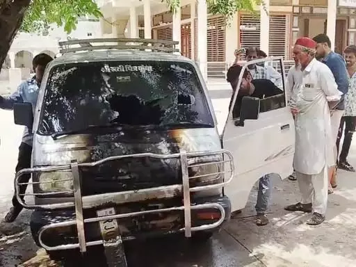 शॉर्ट सर्किट से मारुति वैन में लगी आग, ग्रामीणों ने पाया काबू शॉर्ट सर्किट से मारुति वैन में लगी आग, ग्रामीणों ने पाया काबू