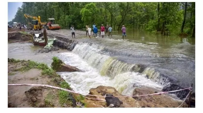 मकान गिरे,, सड़कें टूटी, 80 हजार से ज्यादा लोग प्रभावित... मकान गिरे,, सड़कें टूटी, 80 हजार से ज्यादा लोग प्रभावित...