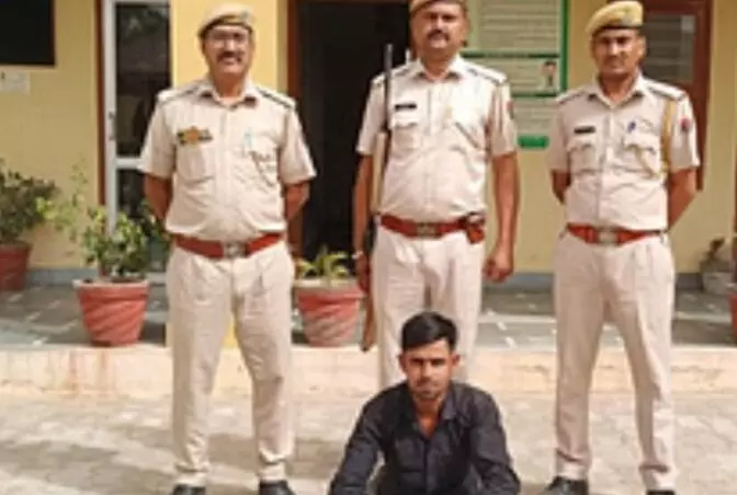 चित्तौड़गढ़ के तस्कर से 10 लाख की अफीम बरामद चित्तौड़गढ़ के तस्कर से 10 लाख की अफीम बरामद