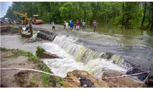 मकान गिरे,, सड़कें टूटी, 80 हजार से ज्यादा लोग प्रभावित...