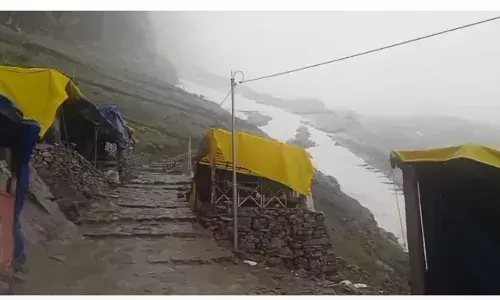 बदला मौसम, बदरीनाथ धाम में बारिश, हेमकुंड साहिब में हुई बर्फबारी