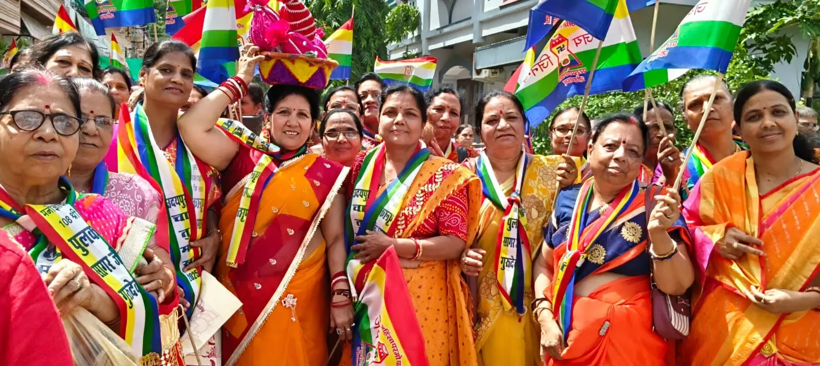 उदयपुर से 11 बसों के माध्यम से 500 से अधिक श्रावक-श्राविकाएं बांसवाड़ा पहुंचे