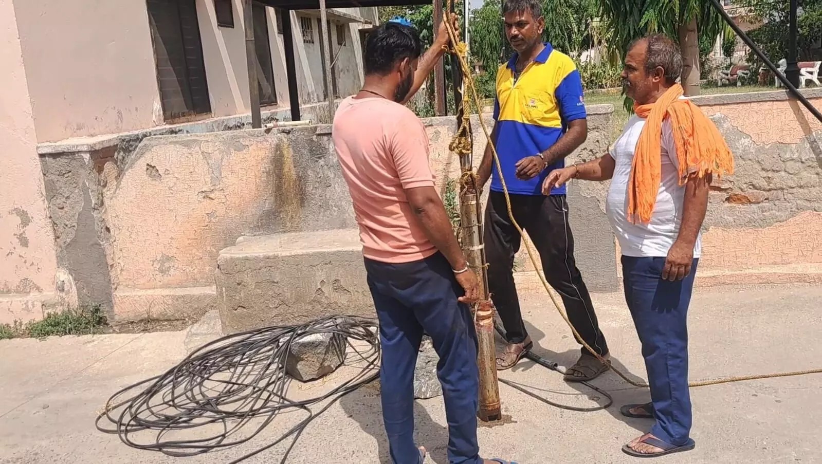 पनघट की बोरिंग में नई मोटर उतरवाई